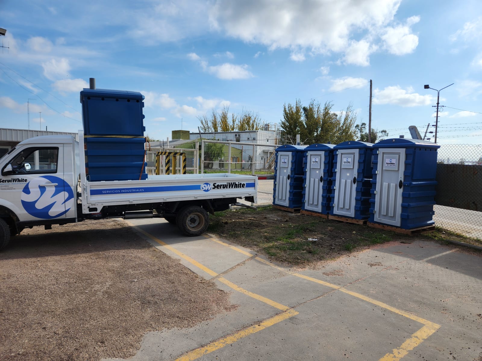 Camión Serviwhite entregando baños químicos