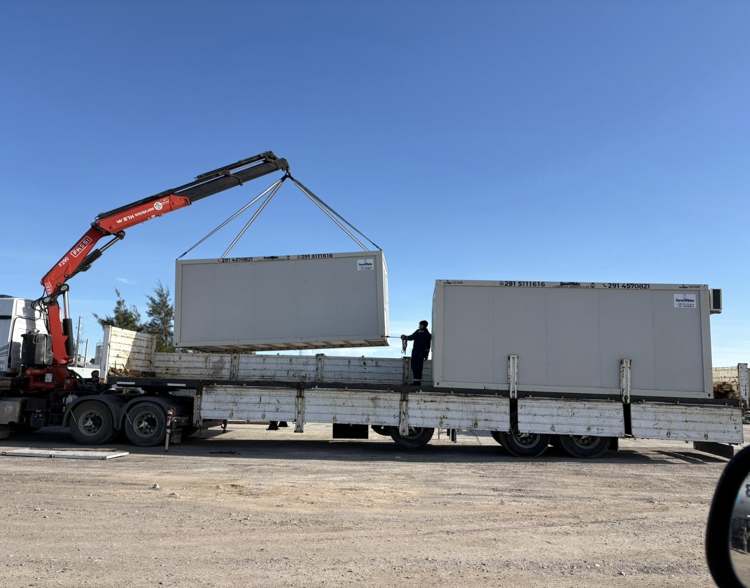 Hidrogrúa posicionando módulos habitacionales